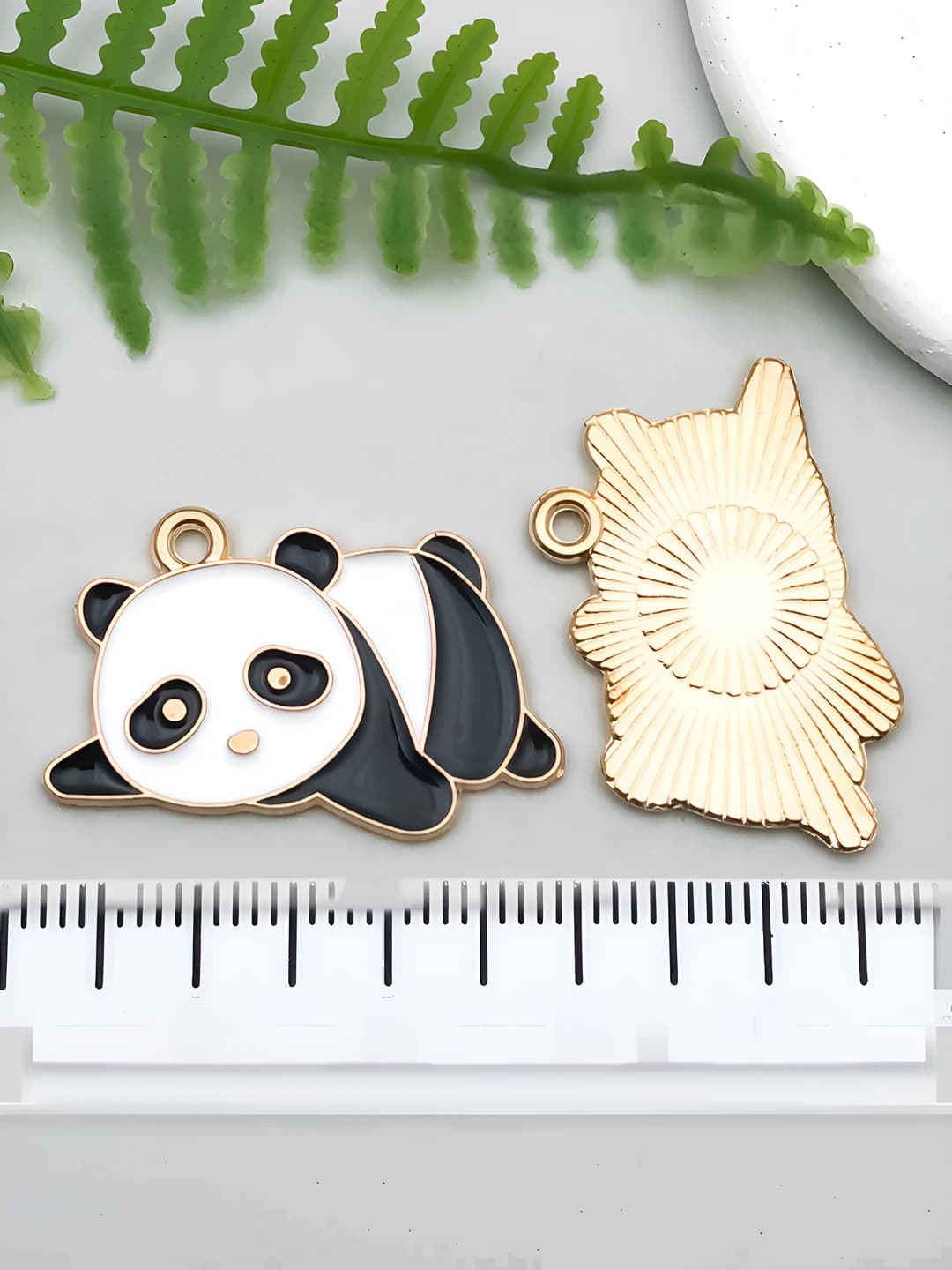 Yerda yotgan panda 28x17mm-1.5g