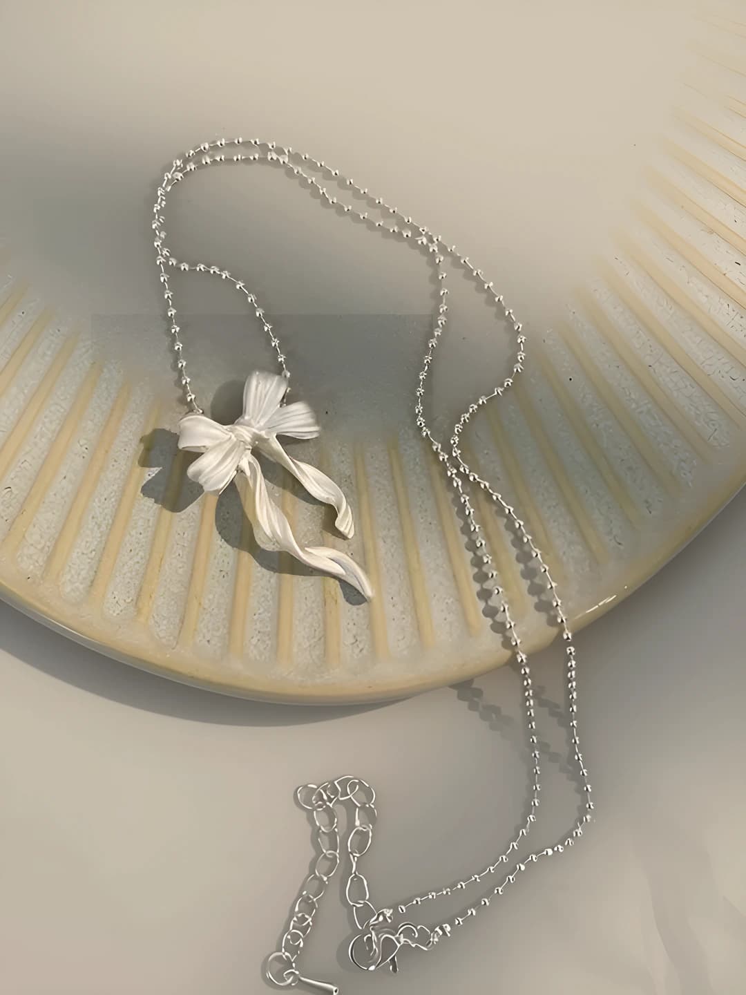 Women's matte ribbon bow pendant necklace: simple, high-end, sweet and elegant design, natural style, geometric shape, multi-layer, mother of pearl, 31-40 cm