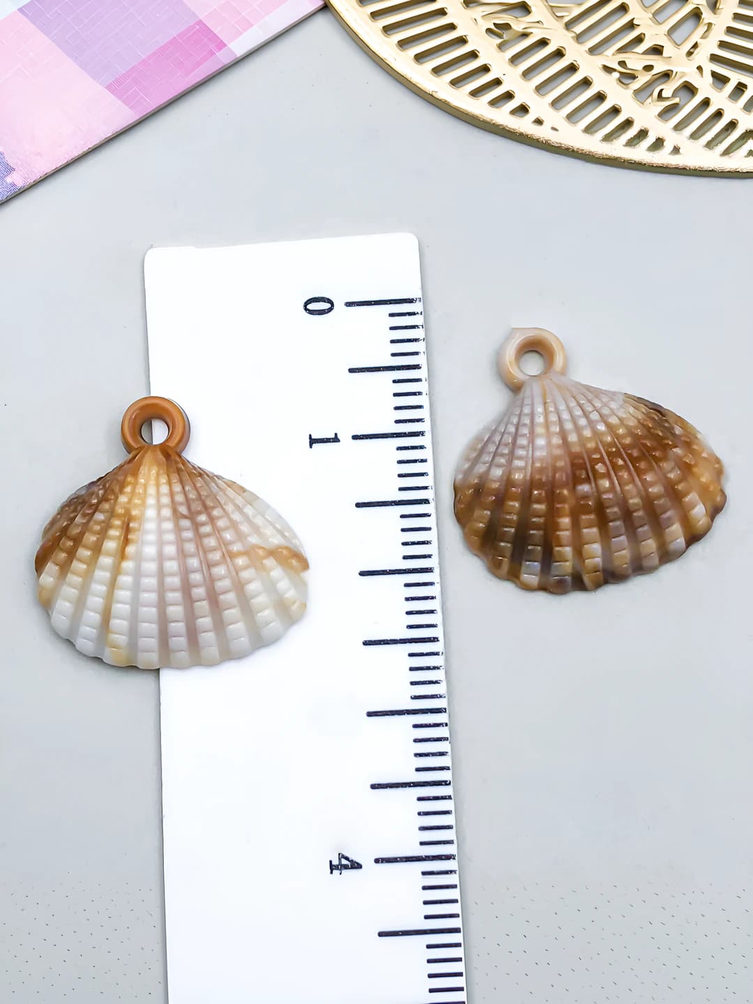 1 pc Small Beige acrylic sea shell 20x20x5mm-0.5g-23608