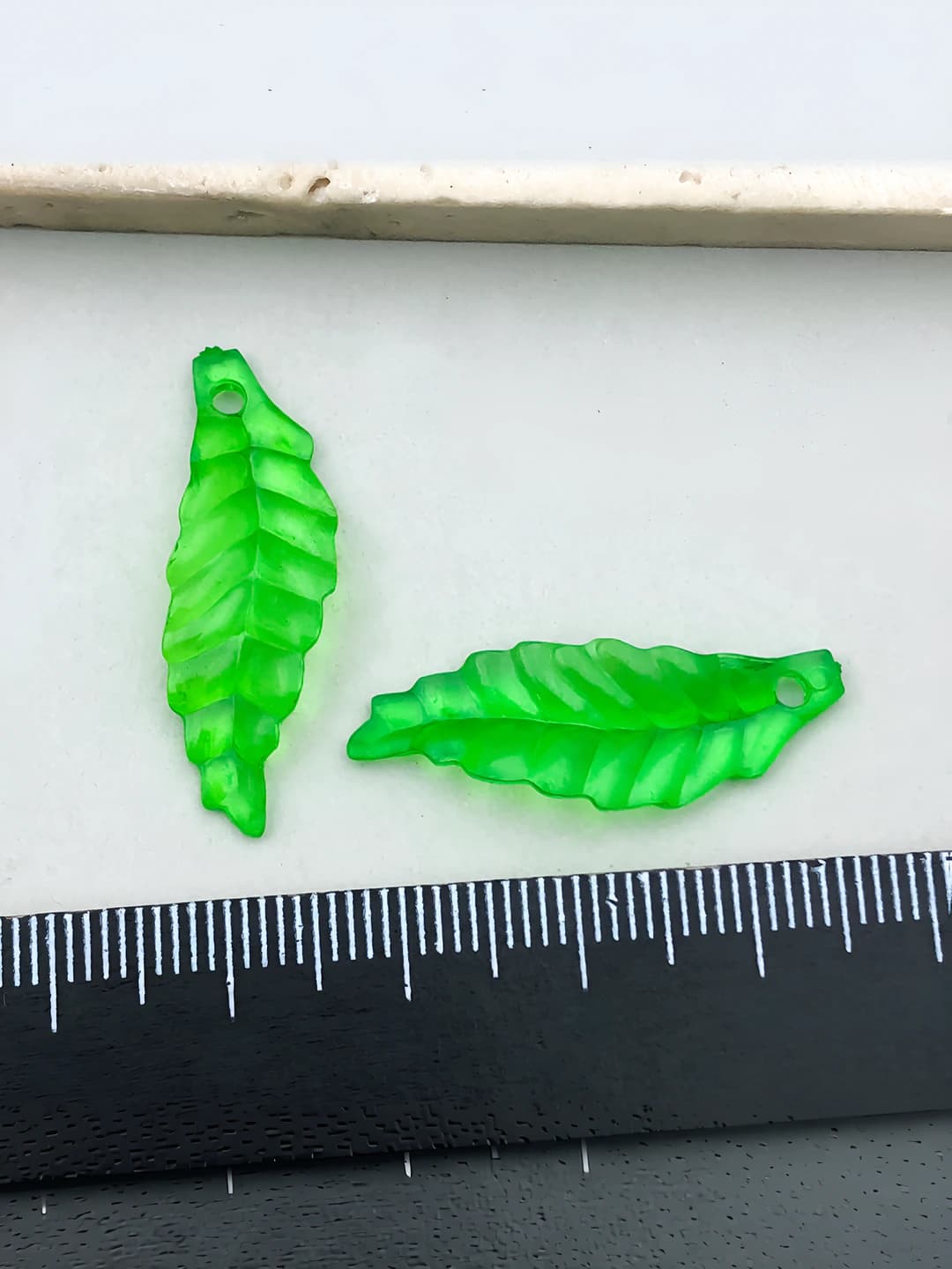 1 Green acrylic small unique long leaf 30x10mm-0.35g