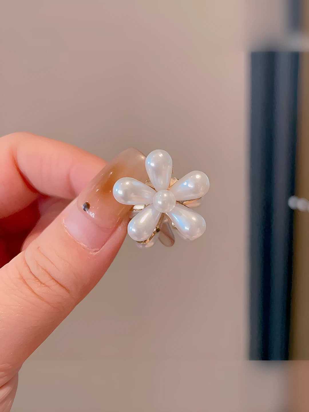 1# Pearl hair clip, diameter ~2cm
