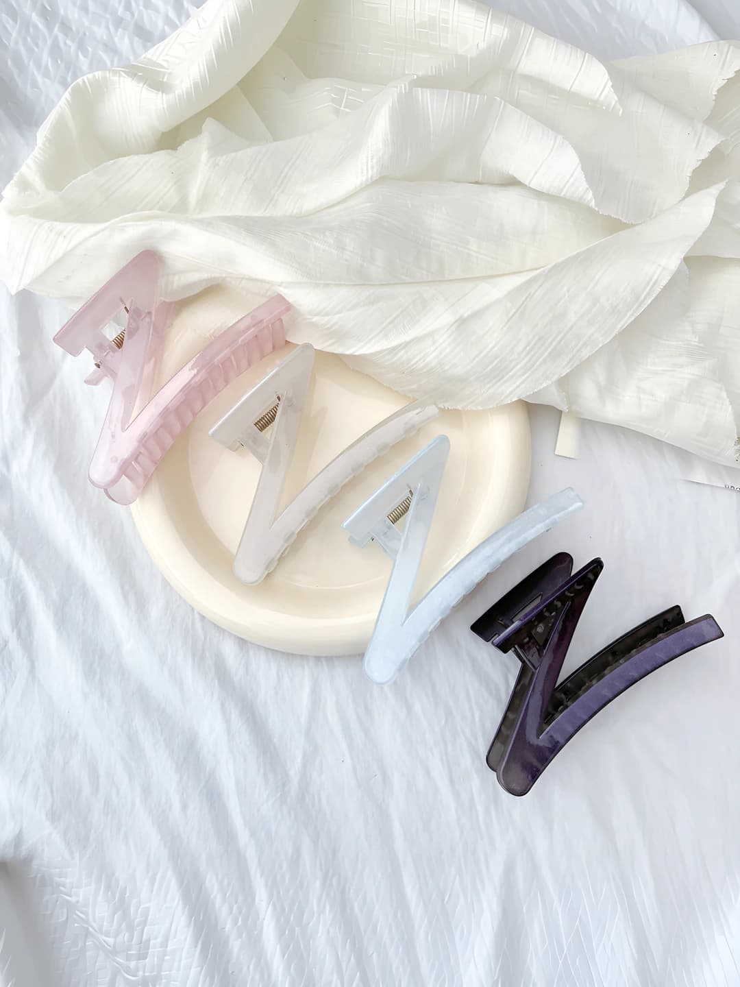 Women's hair clips and combs: large Z-shaped claw clip, 2026, cream sweet style