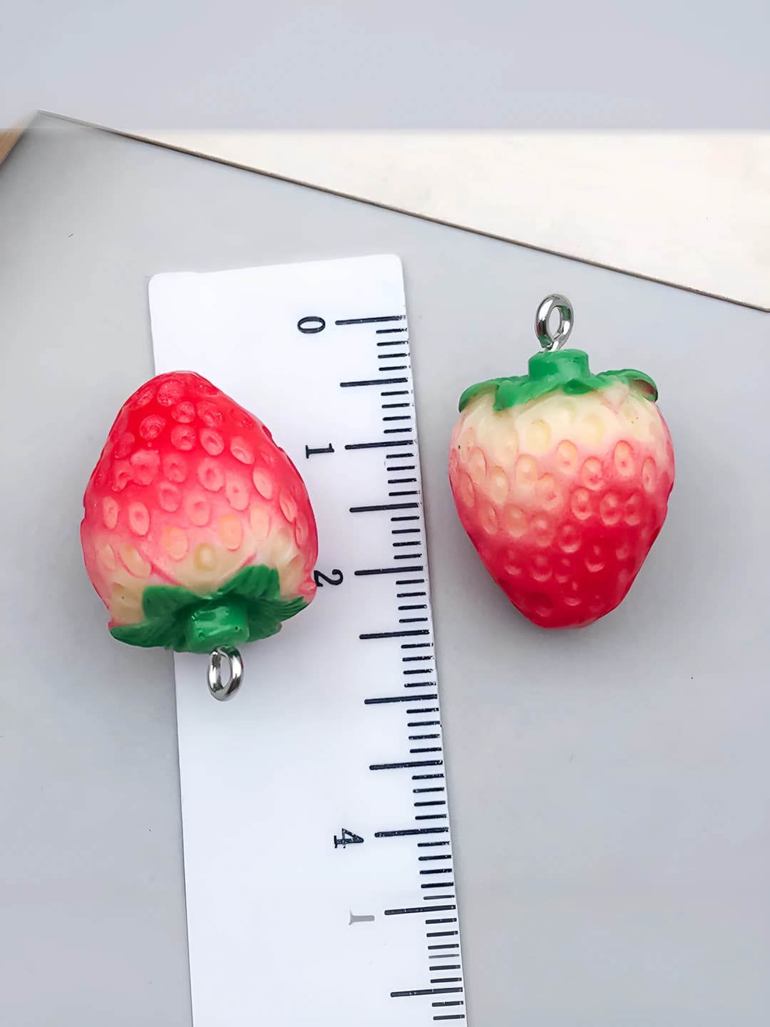 1 pc small red resin 3D strawberry 24x16mm-3g