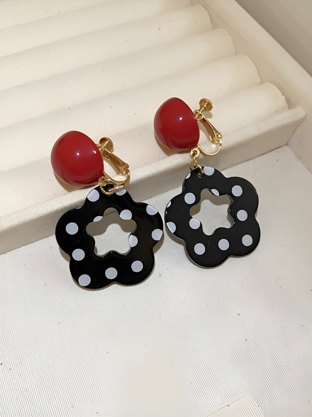 19# Ear clip - Red - Black