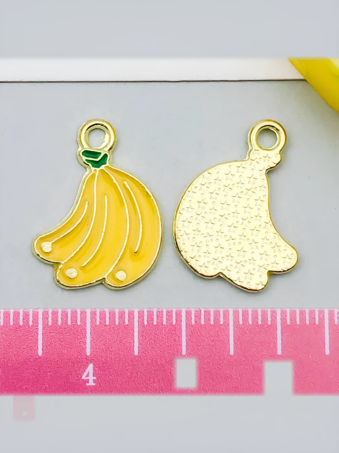 1 pc Yellow banana 18x14mm-0.9g