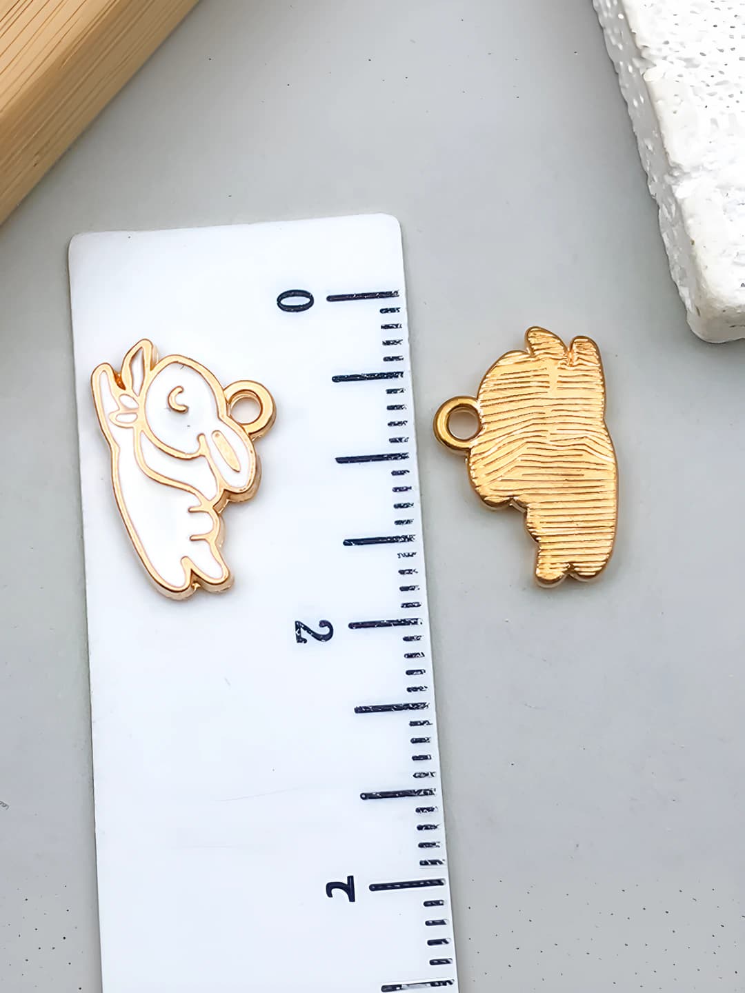 1 шт белый бегущий кролик 16x11mm-1g-23081