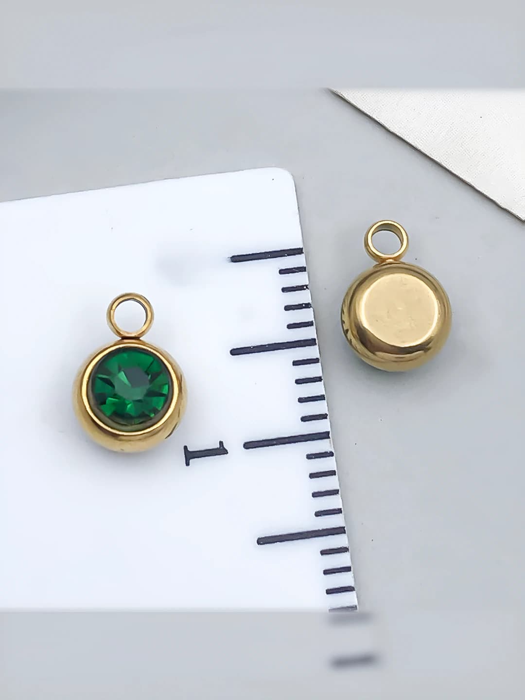 Oltin 6x8.5x4mm, 1.5mm teshik, To'q yashil, Puxtazot, 0.5g