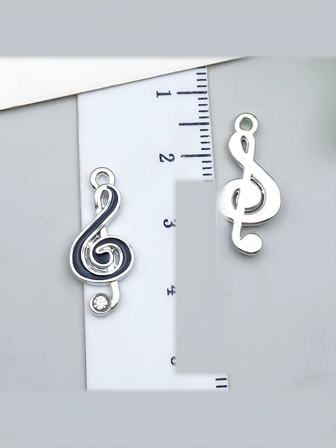 White K black music symbol 22x9.5x2mm-0.8g