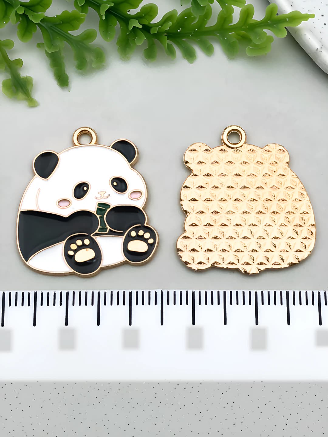 1 dona Bambuk tutgan panda 25x23mm 2.0g