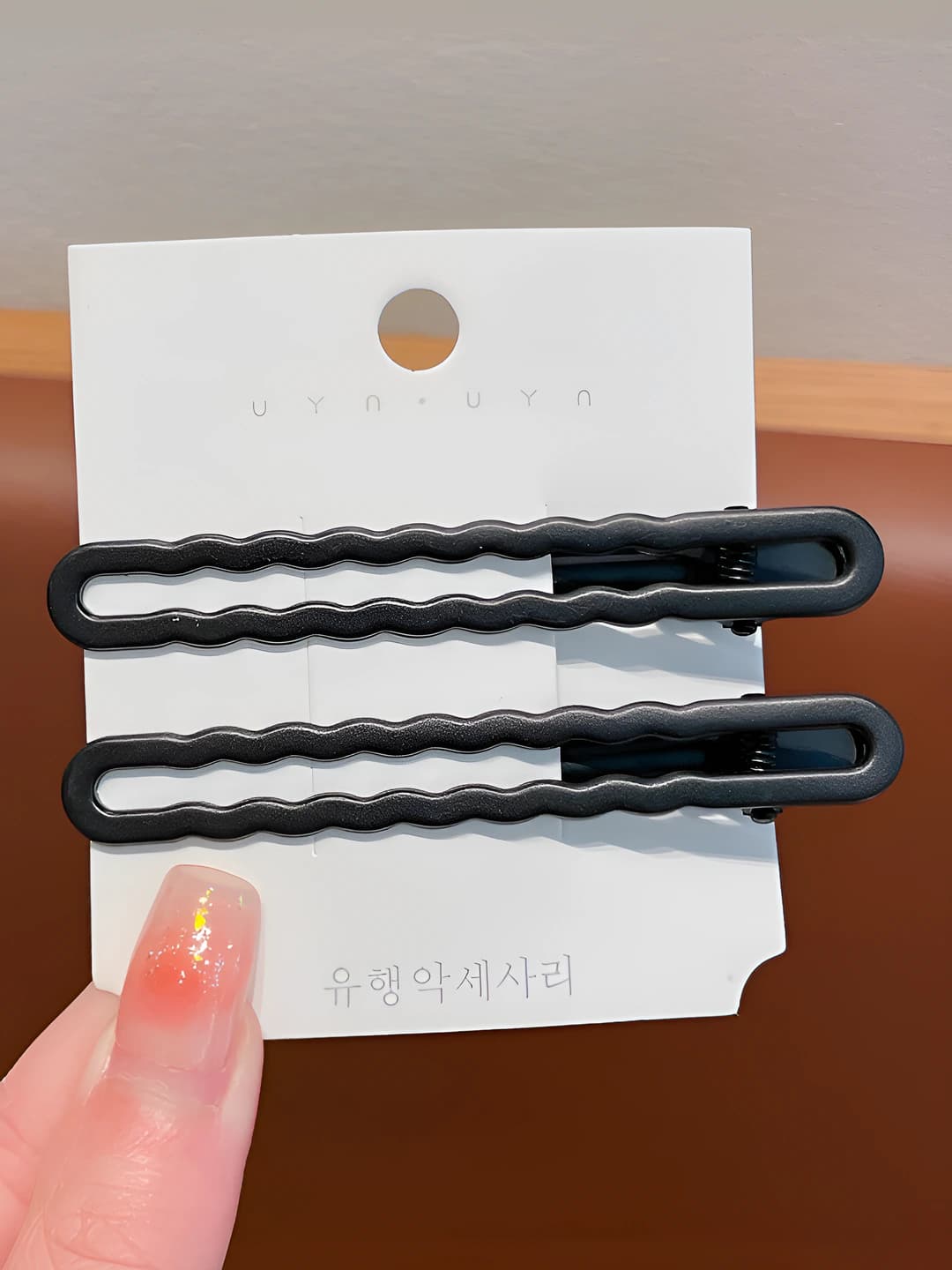 Black wavy clip