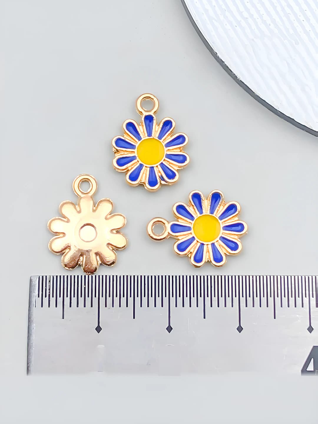 1 pc Blue enameled small daisy 11.4x14.6mm-0.5g