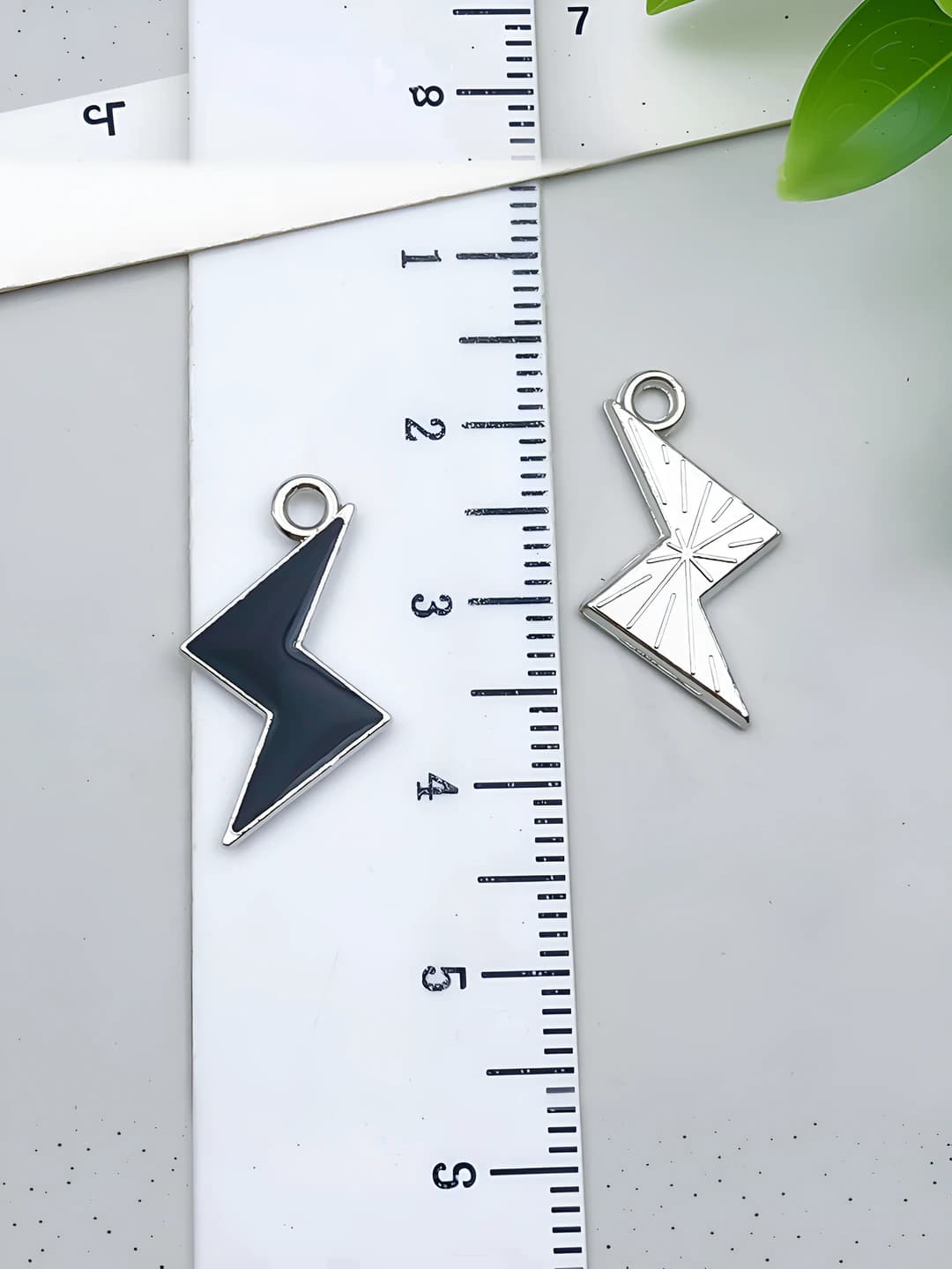 1 pc White K Black Lightning 12x21mm-0.6g-21909
