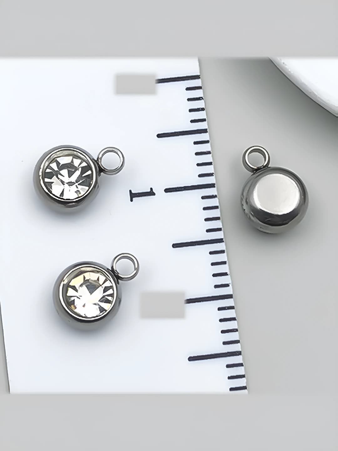 1 dona, 6x8.5x4mm, 1.5mm teshik, oq, po'lat, 0.5g