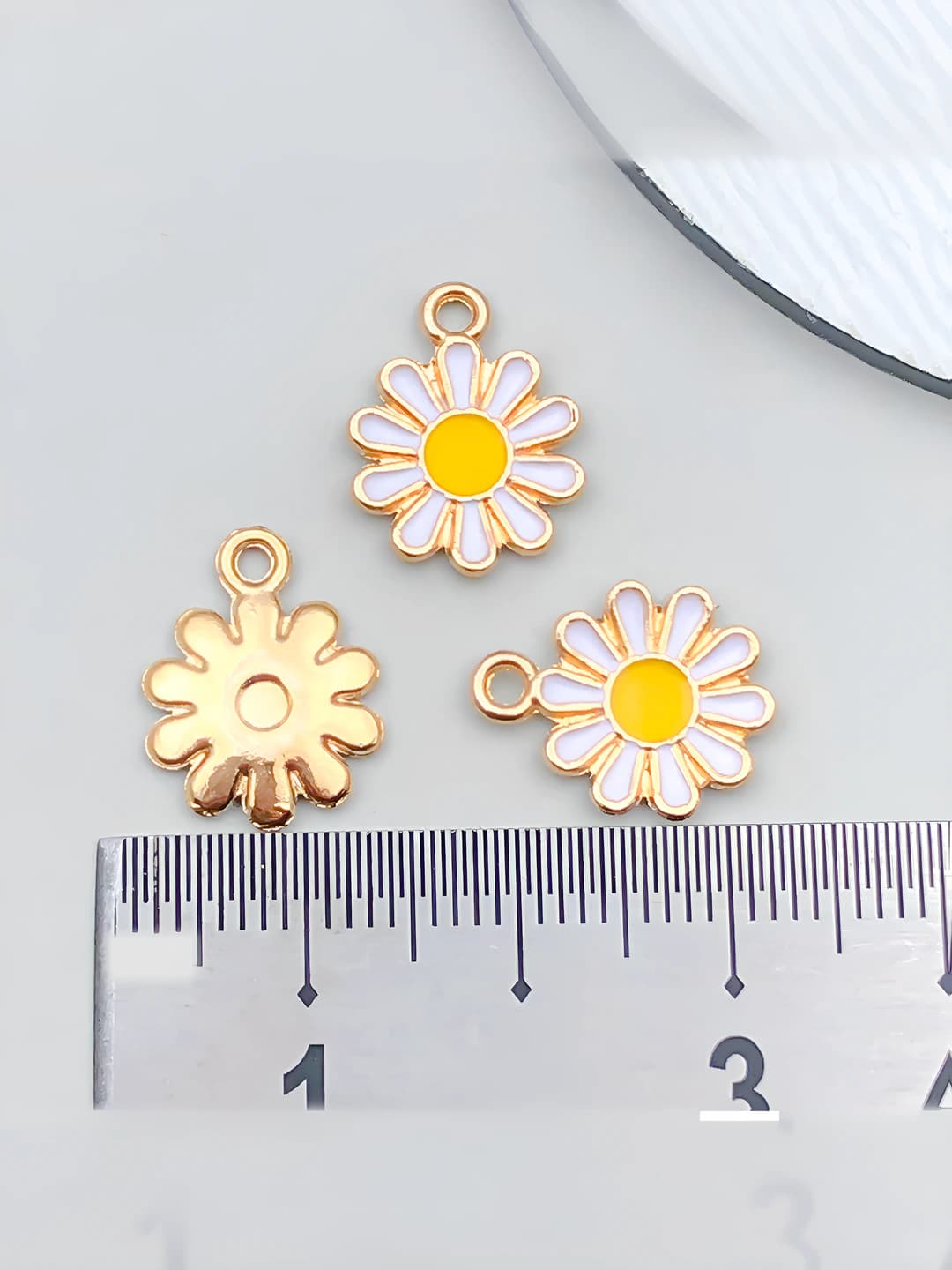1 pc White small daisy 11.4x14.6mm-0.5g