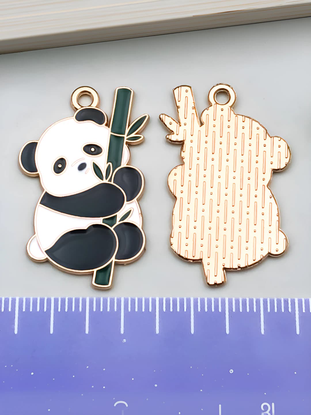 1 dona bambukni qo'ymas panda 31x19mm - 2.0g - 21676