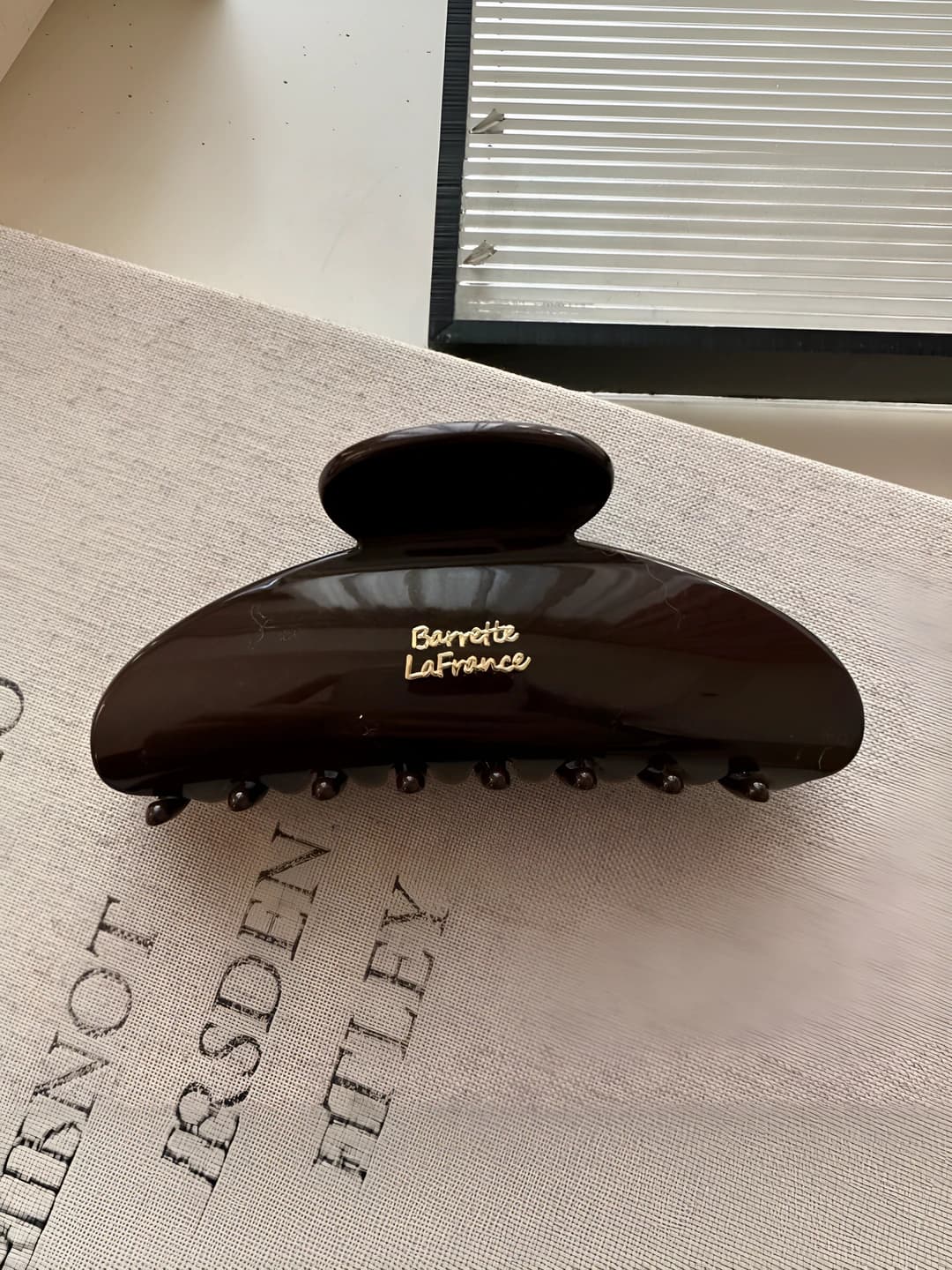 Oval gold logo claw clip - Brown