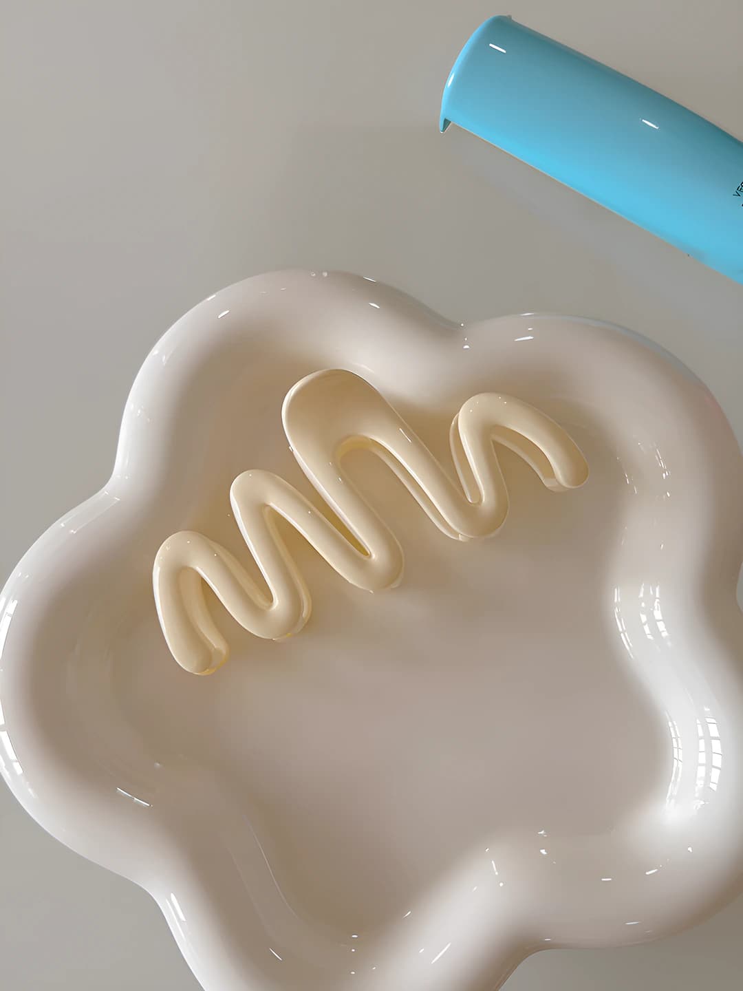 Milk white glossy 11 cm