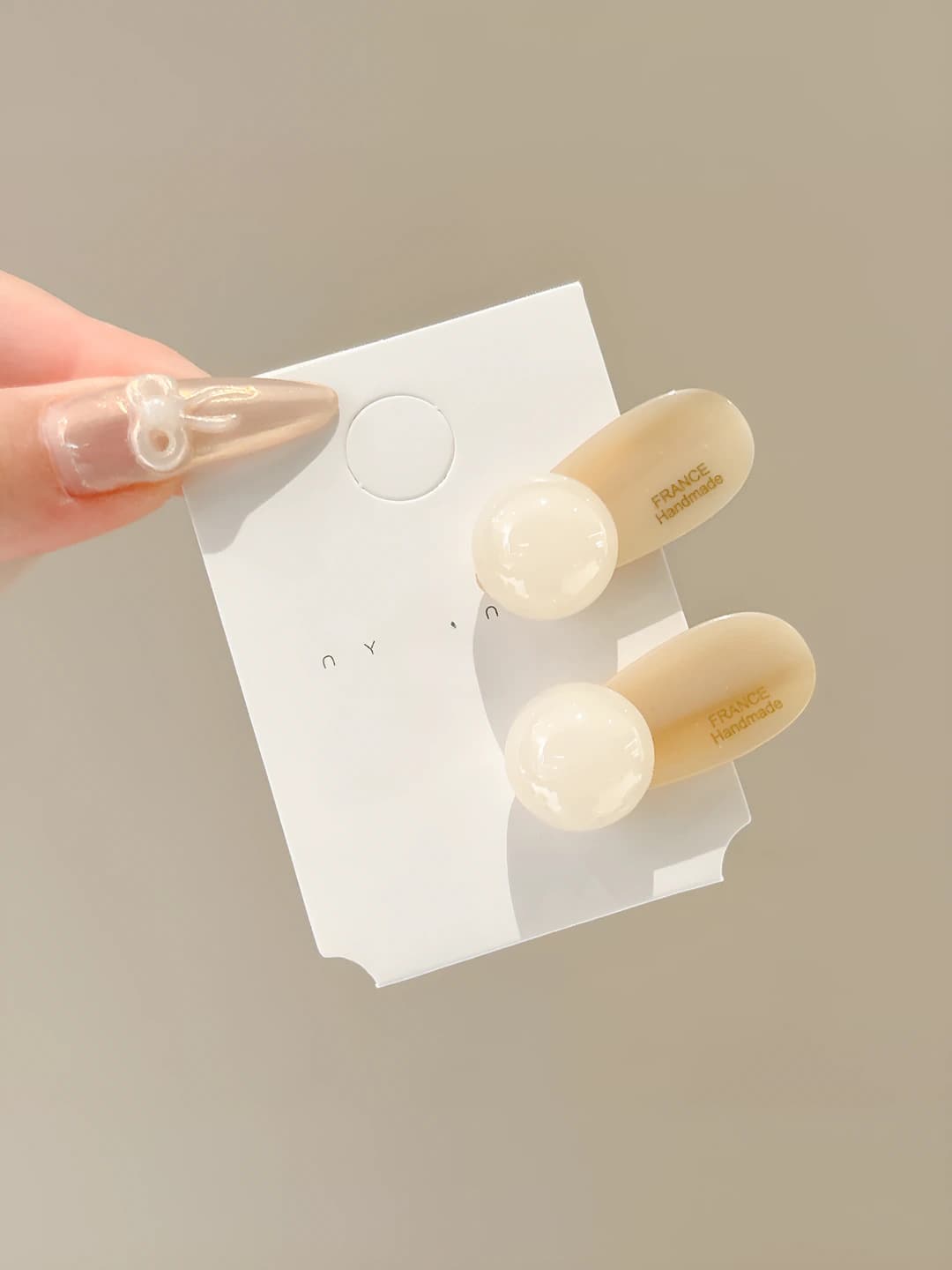 Off-white (~3.5 cm)
