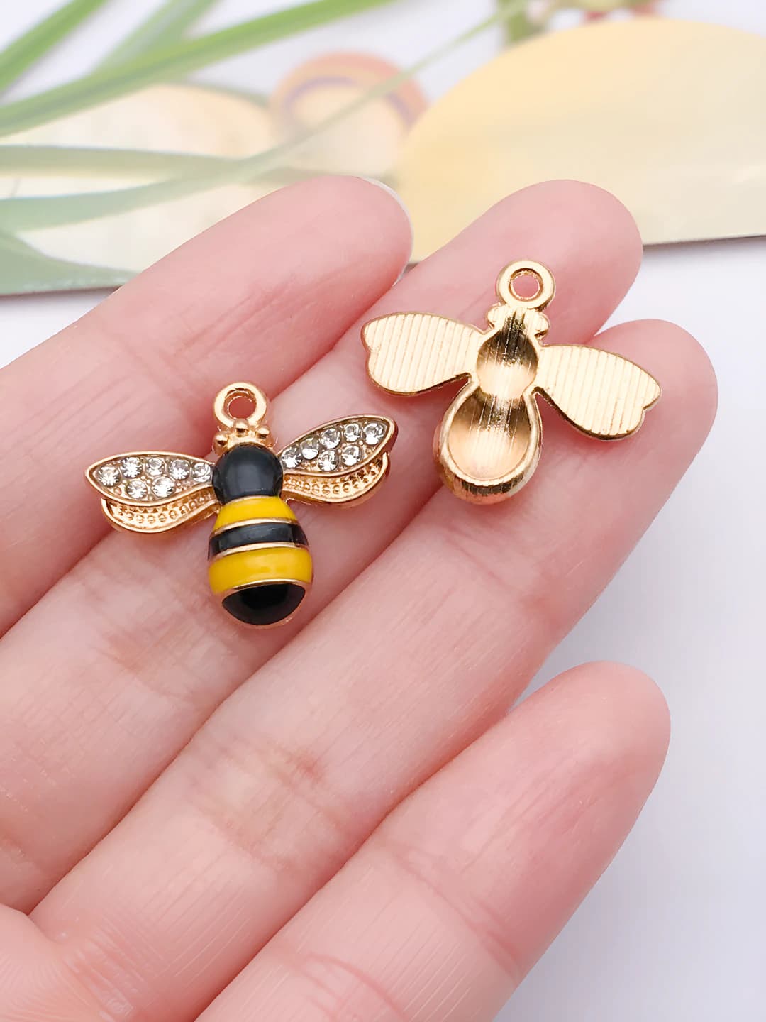 1 Yellow Enamel Bee - 18x22mm - 1.5g
