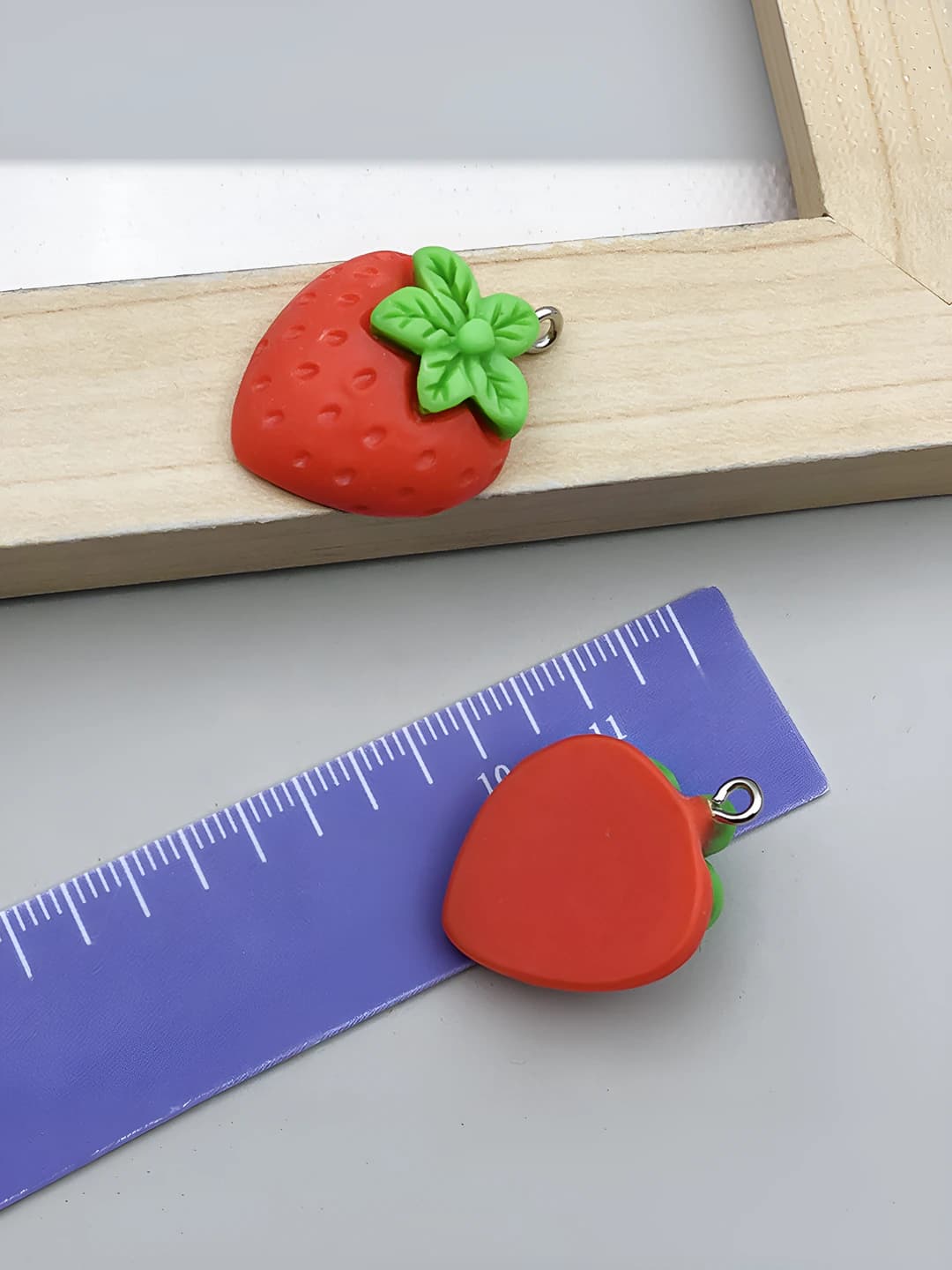 1 pc Red resin strawberry 21x27mm-2.4g-24232