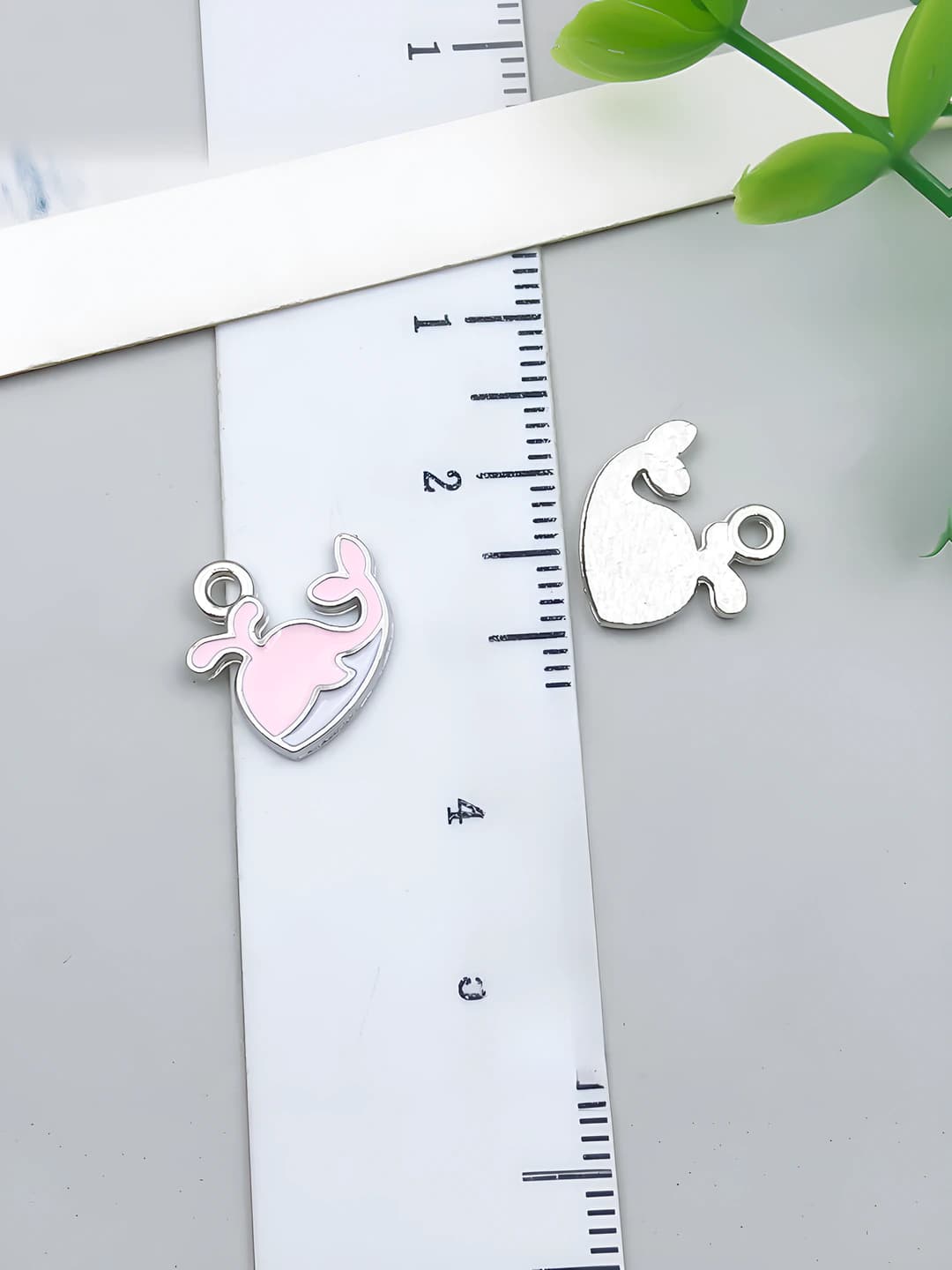 1 pc White K Pink Whale 12x14mm-0.7g-21893
