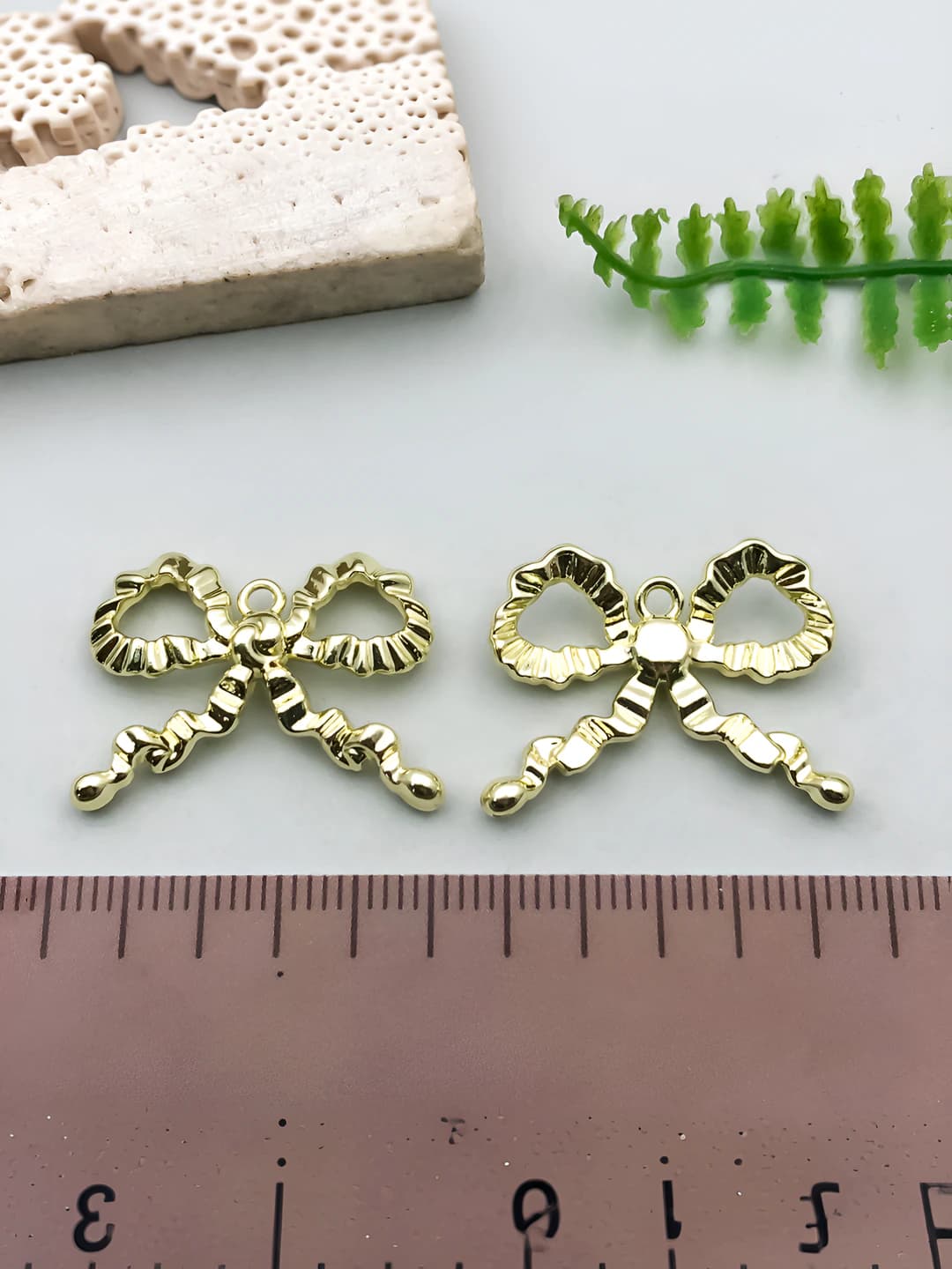 1 dona Oltin rangli burishli tasma 18x25mm-2.3g