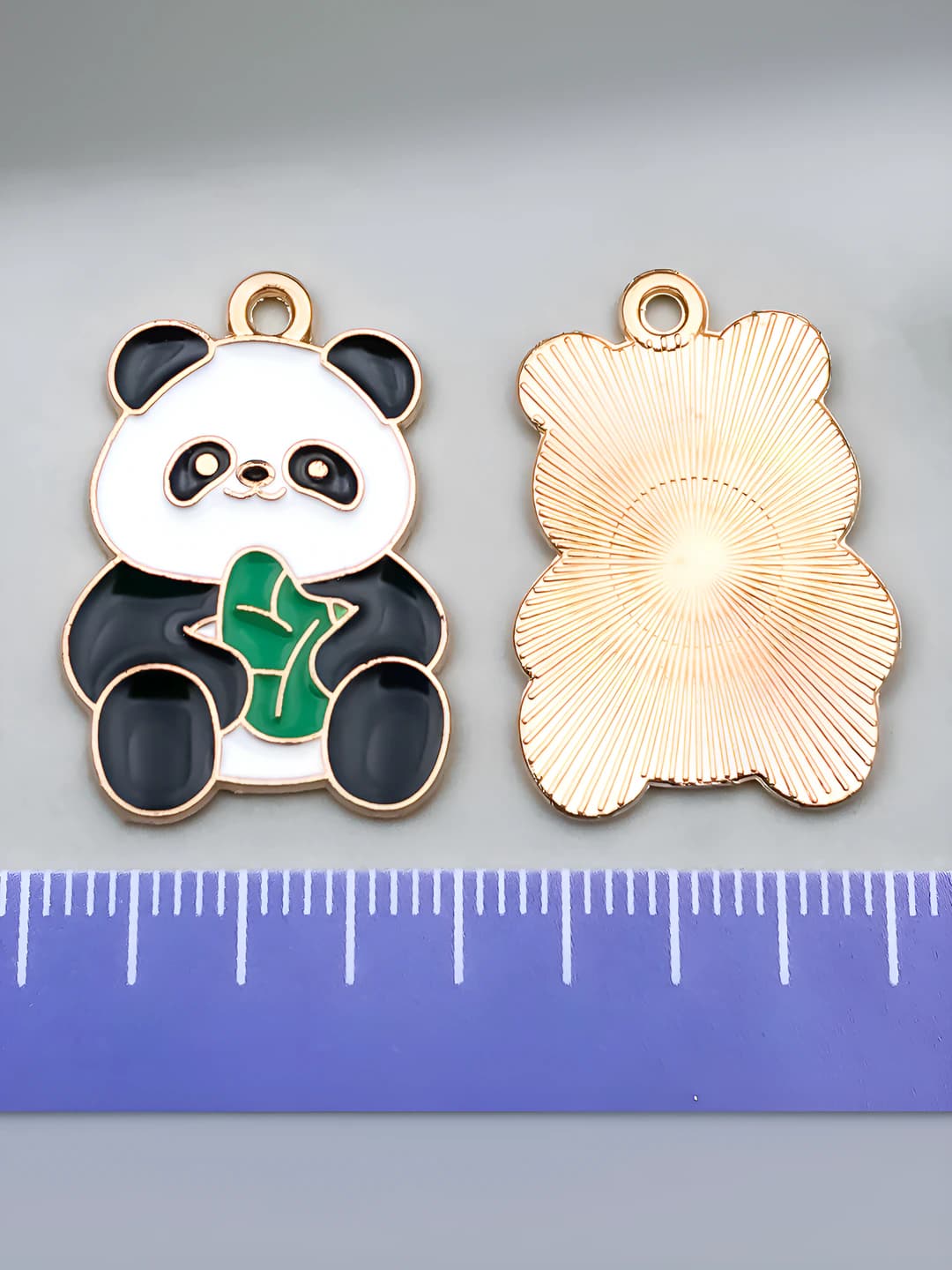 1 dona bambuk poyasi tutgan panda 27x19mm - 1.9g - 21647