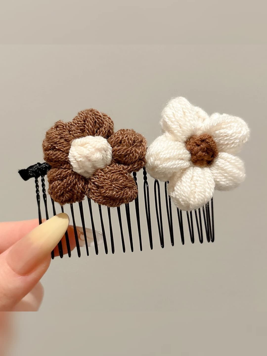 Beige-coffee yarn, floral comb, ~7.5 cm