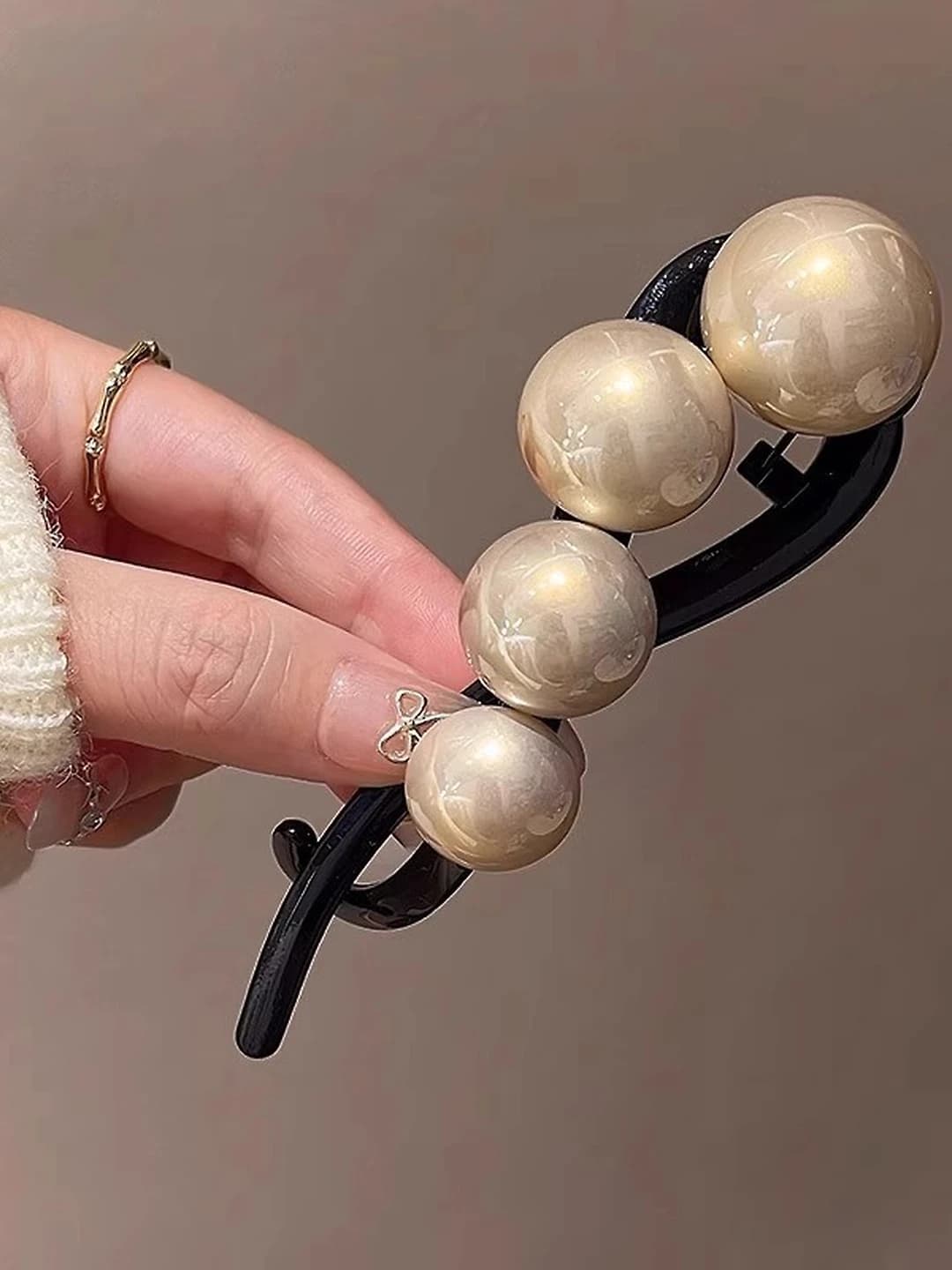 Off-white pearl twist clip