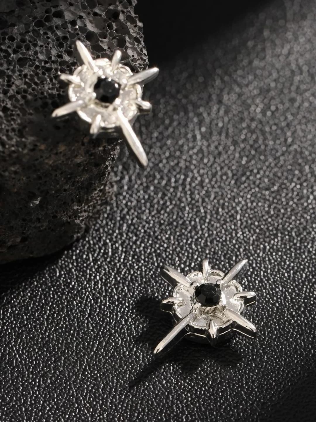 1# Eight-point star magnetic ear cuff, black diamond