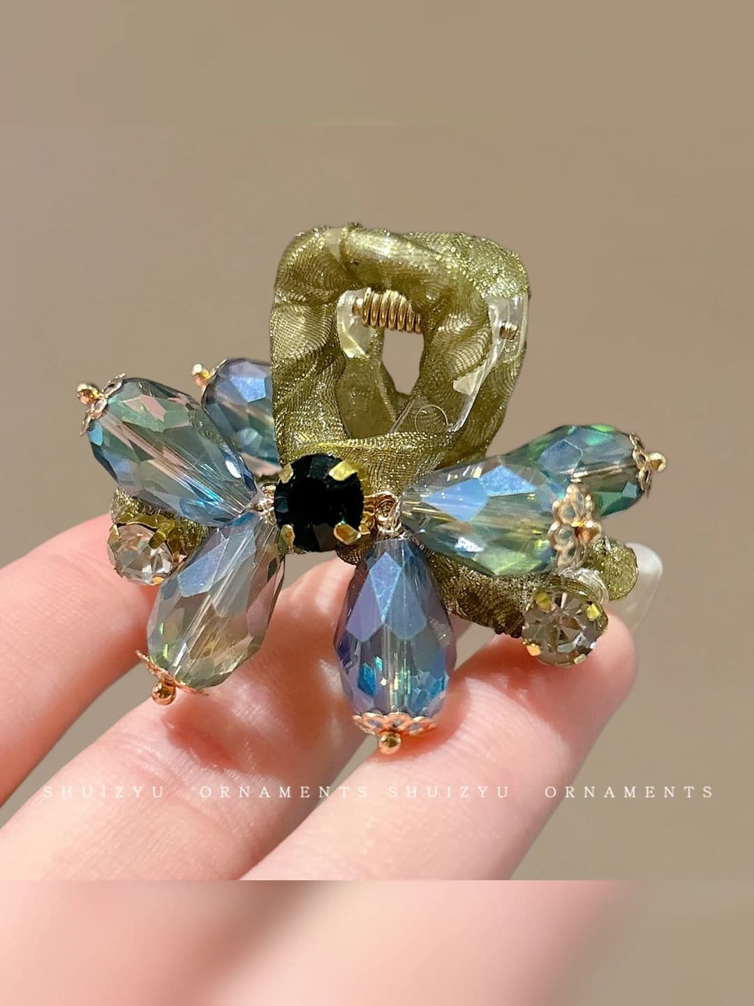 4# Green crystal mini clip ~4.5 cm