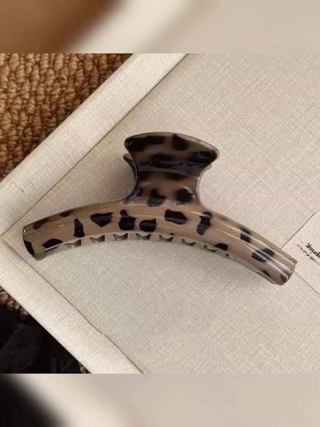 2# Leopard acrylic clip 12.5 cm