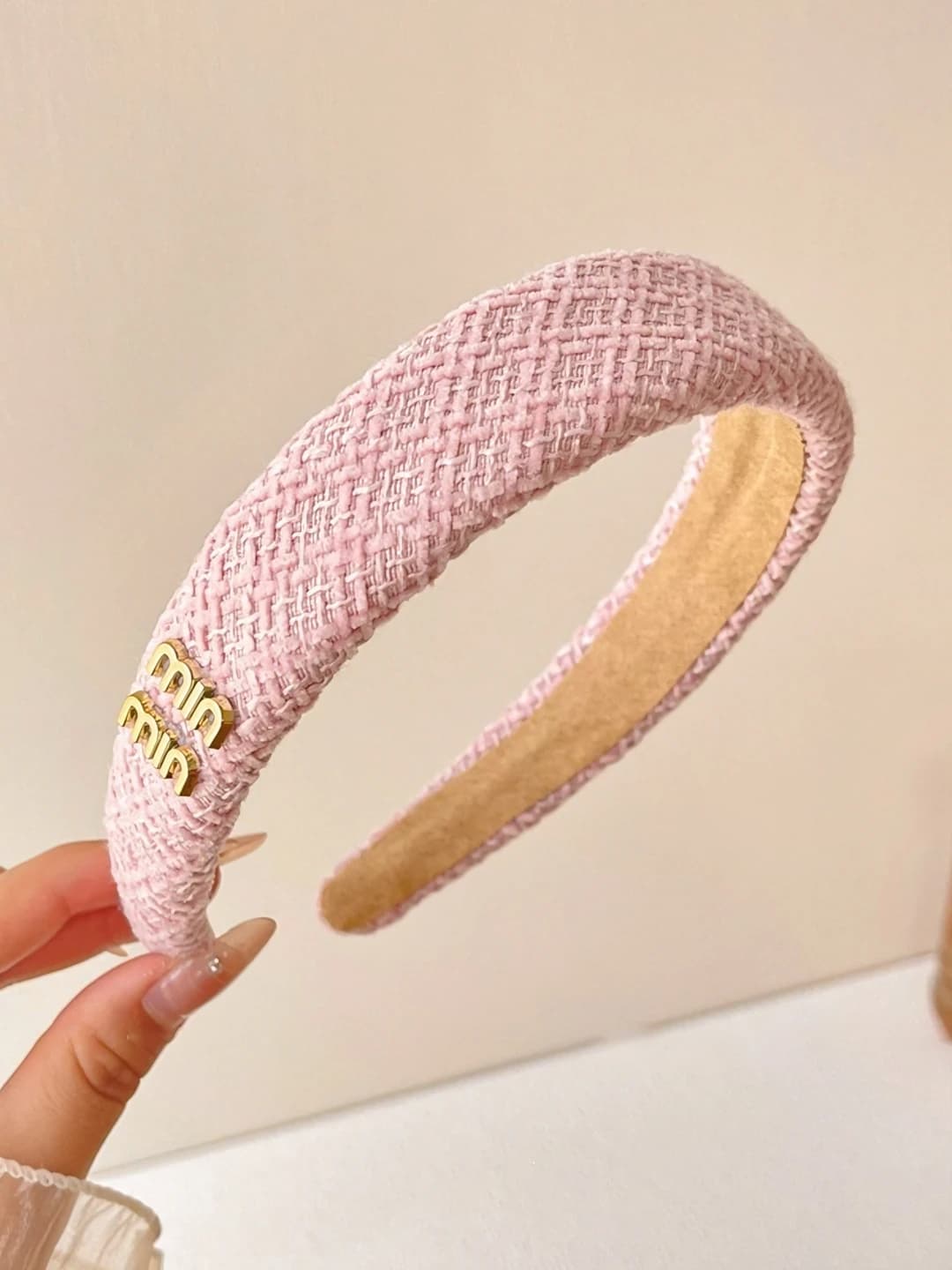 3# Pushti harflar, Chanel uslub