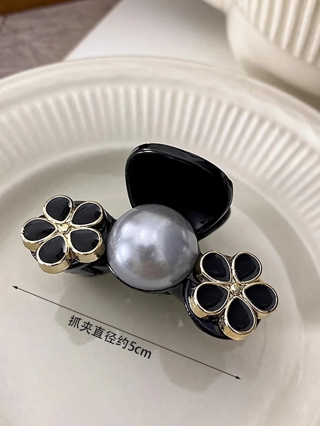 Black 5-petal flower