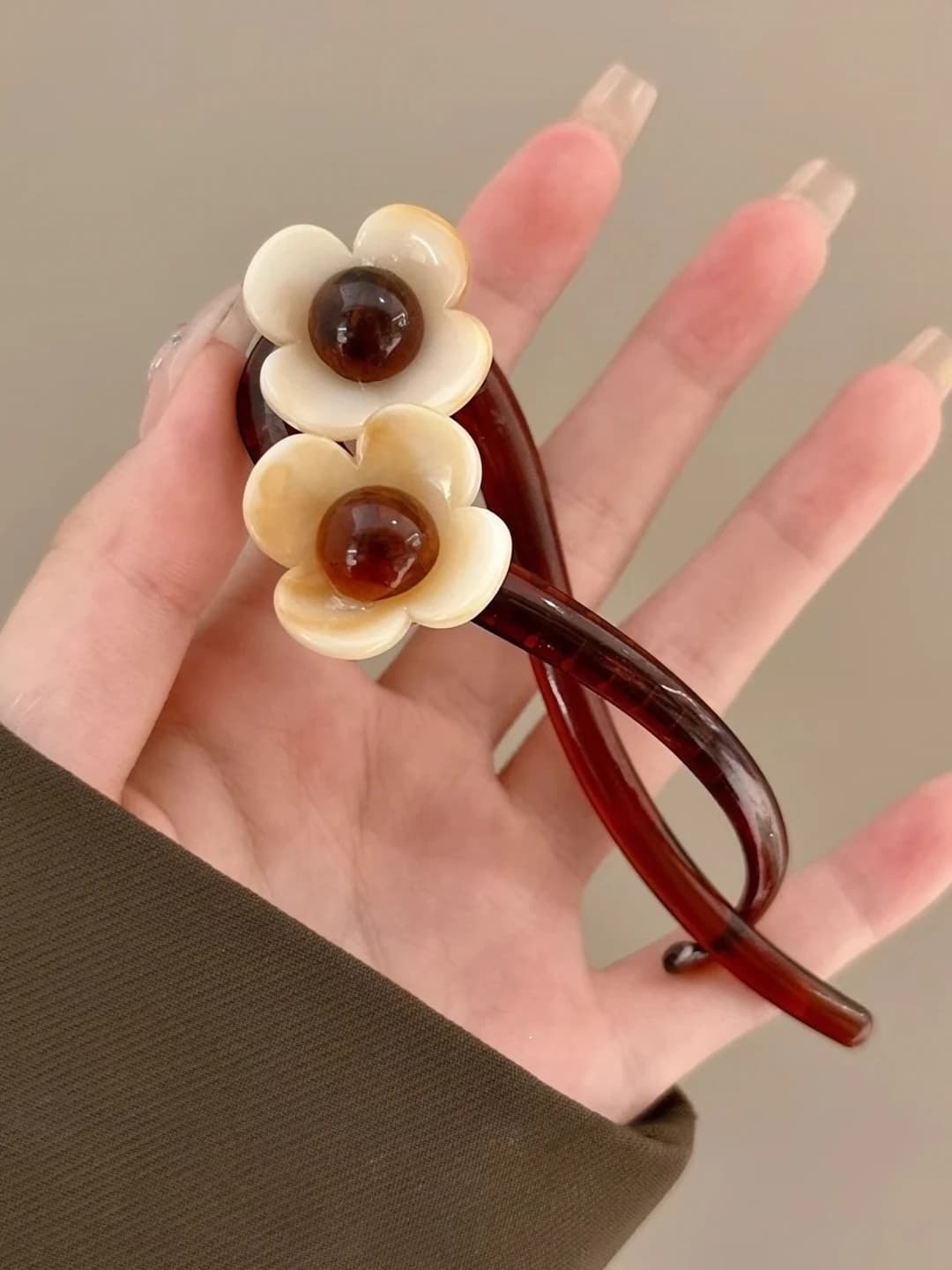 3# o'rik rangi kichik gul burilgan klipi 10.5cm