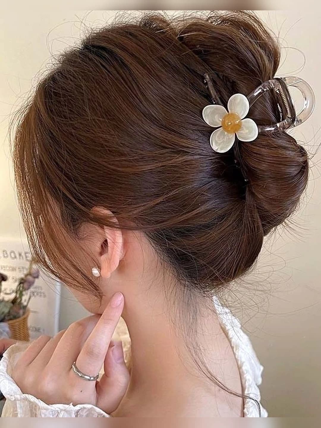 Beige four-petal flower 8 cm