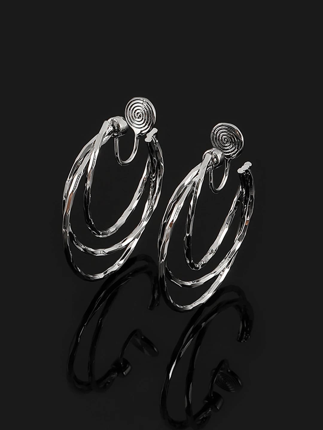 Ear clip, rotating