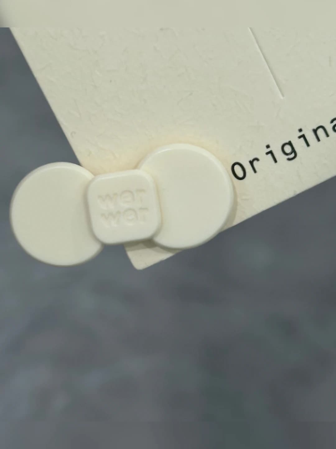 7# Letter small bow, off-white, 3 cm, alloy+acrylic