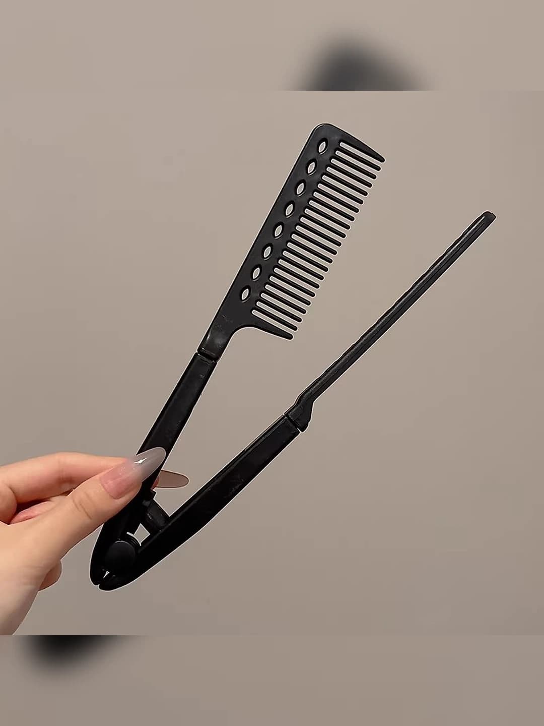 Black V comb ~24.5 cm