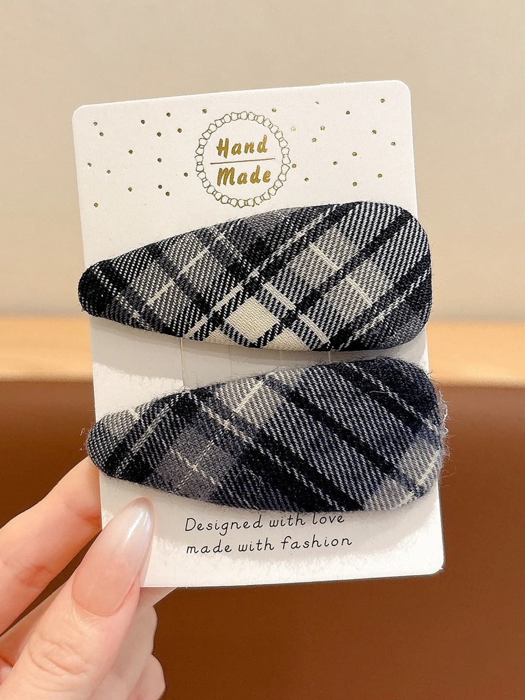 Ko'k tikilgan suvoq shaklidagi BB klips, 1 juft, katak tasodifiy, ~7 sm