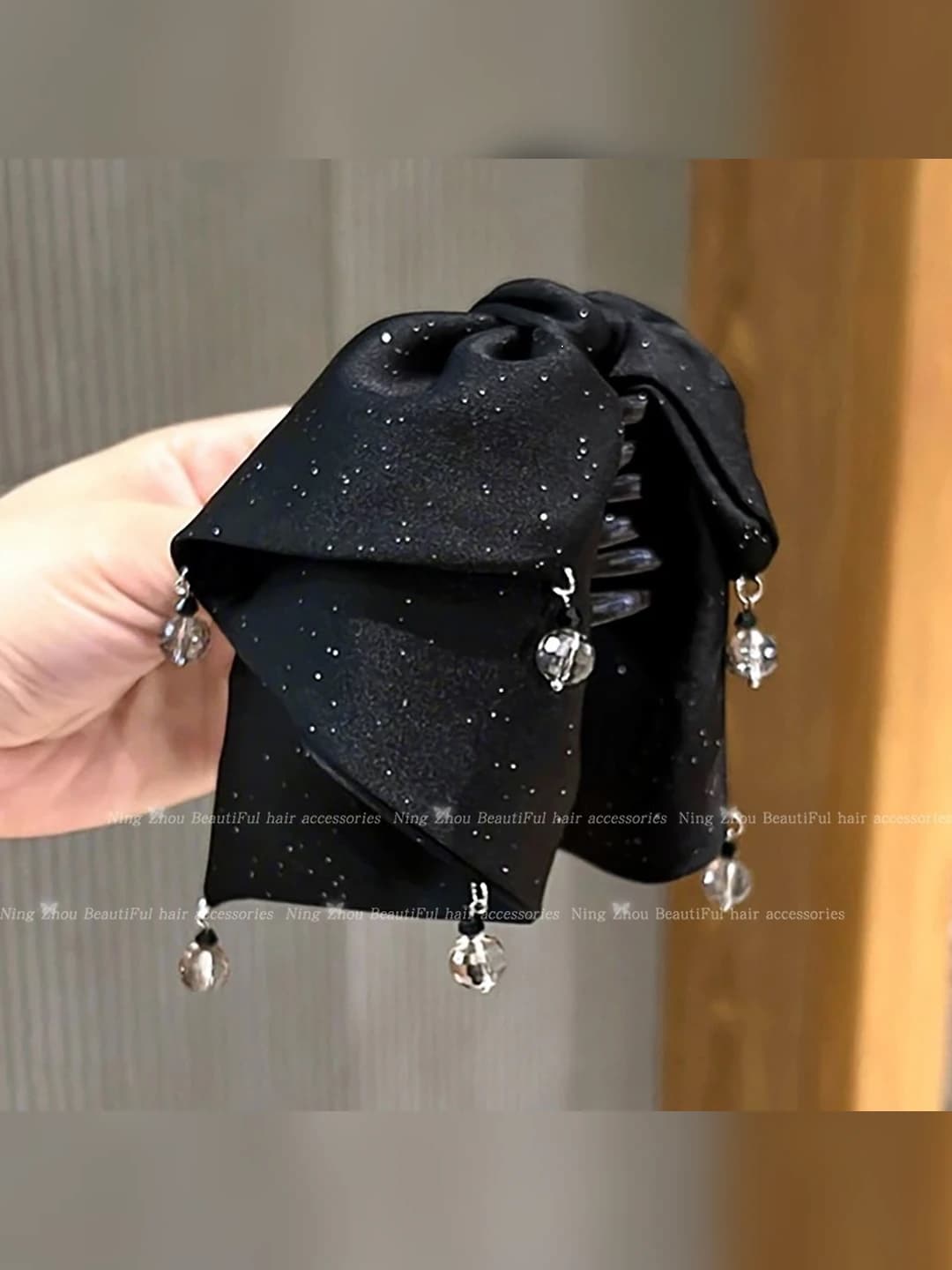 Dangle bow clip