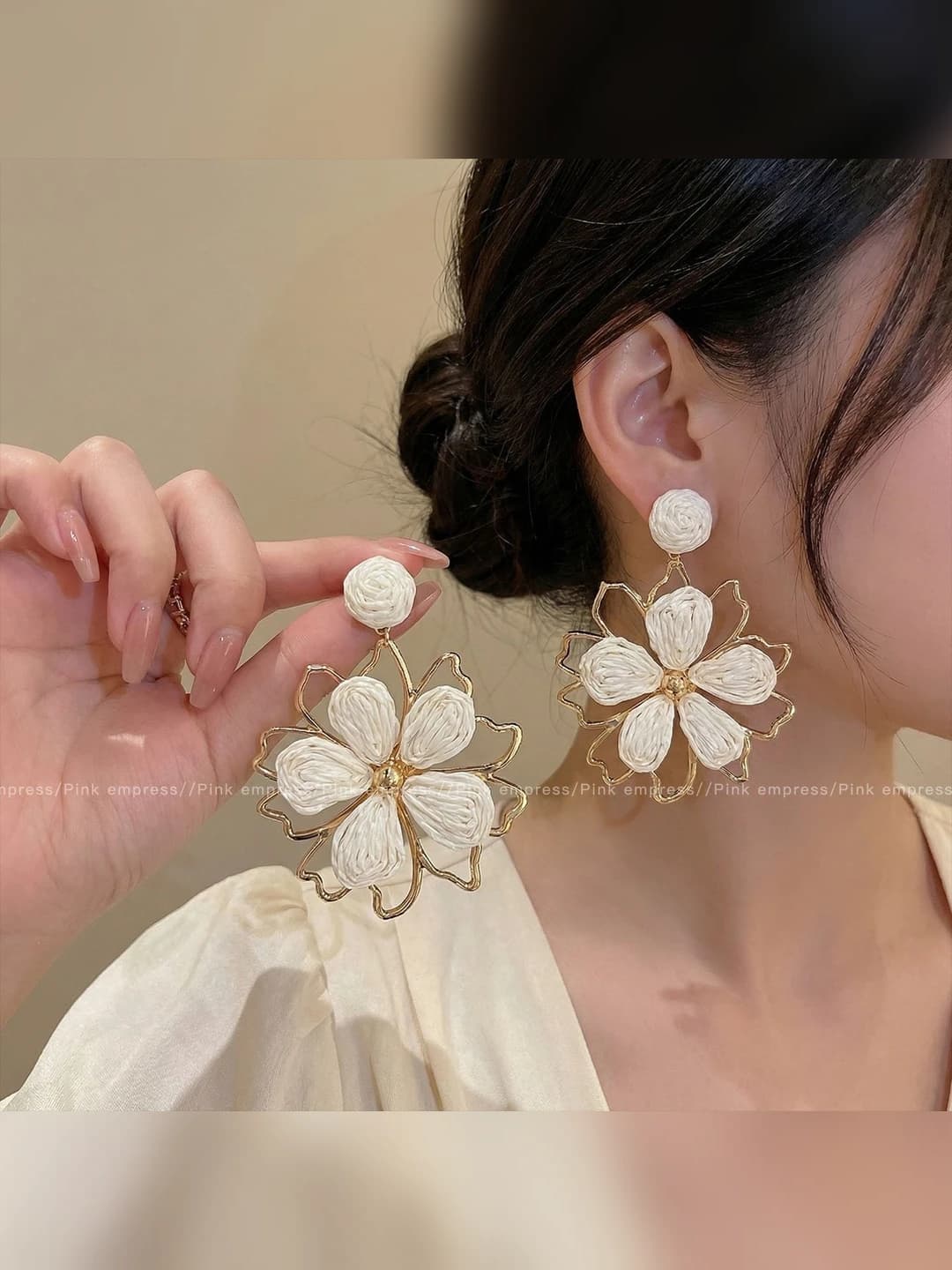 Off-white floral earrings (pair, 5.7 cm)