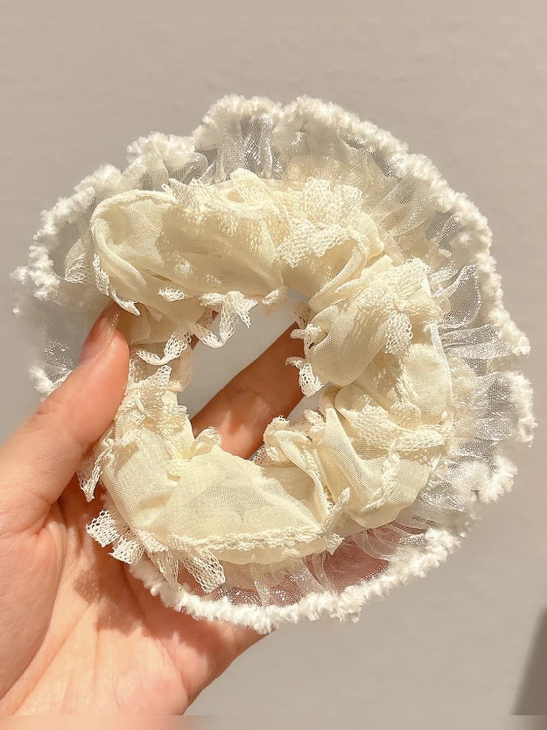 Off-white lace edge 11 cm