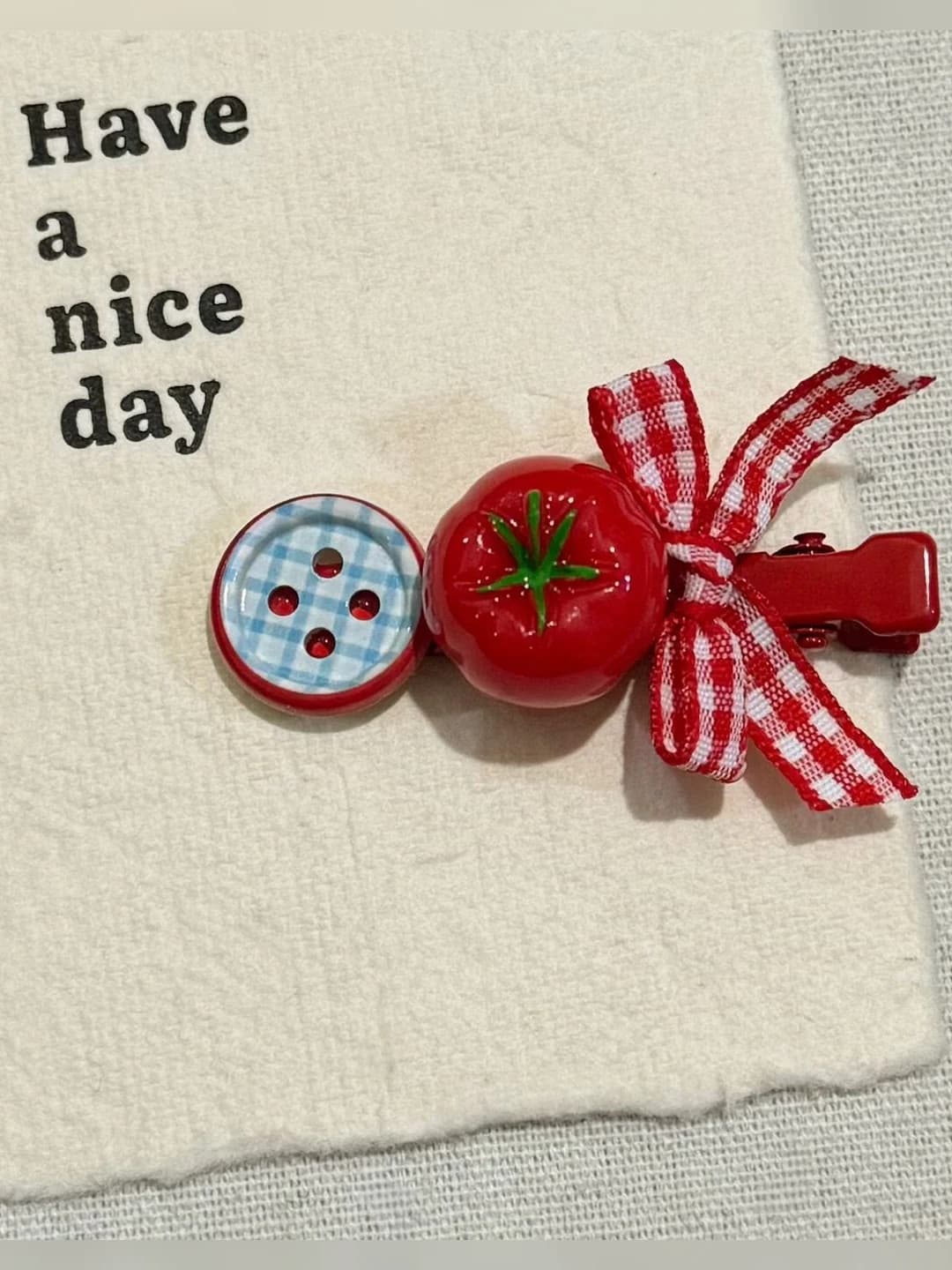 1# Tomato button 4.5cm acrylic
