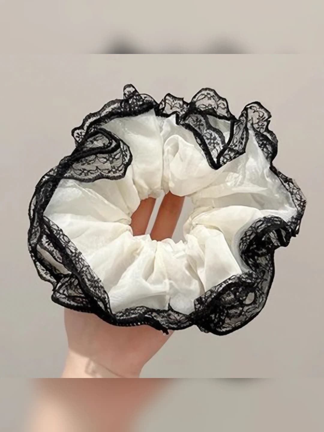White lace edge 2 layers - 17 cm
