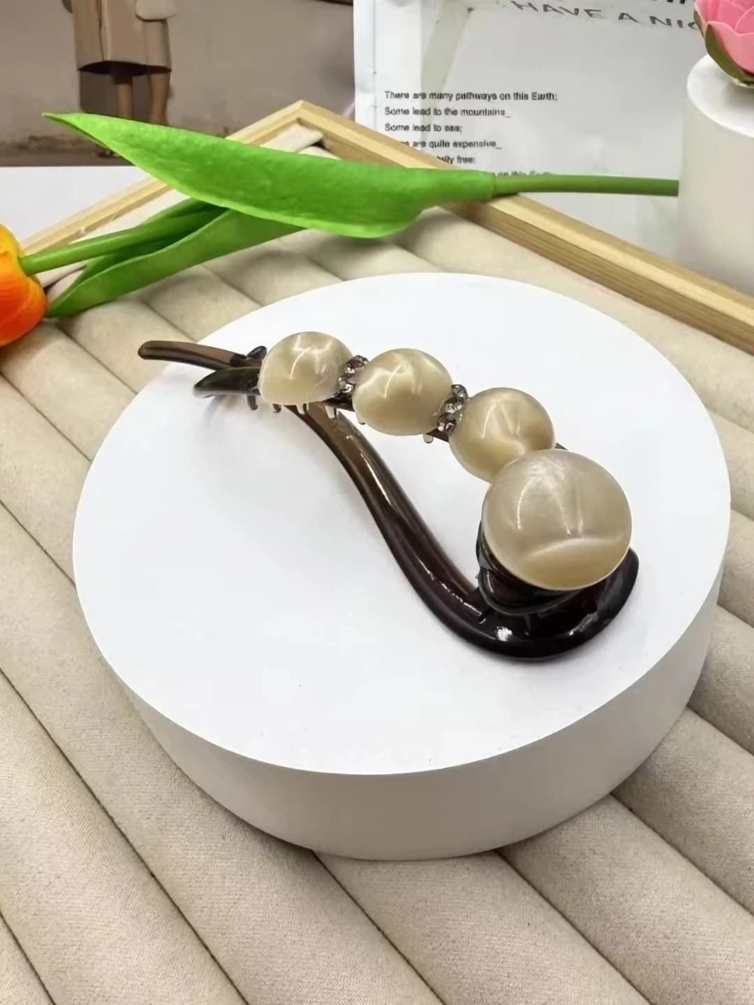 Beige twist clip
