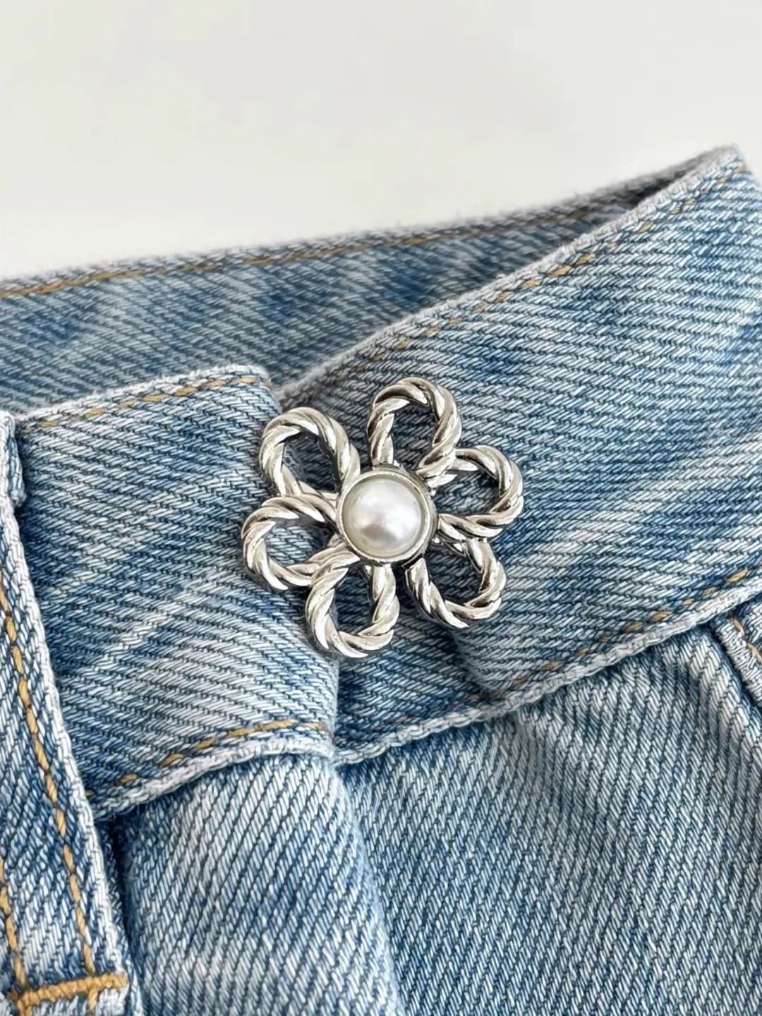 75# Silver shiny ribbon with pin