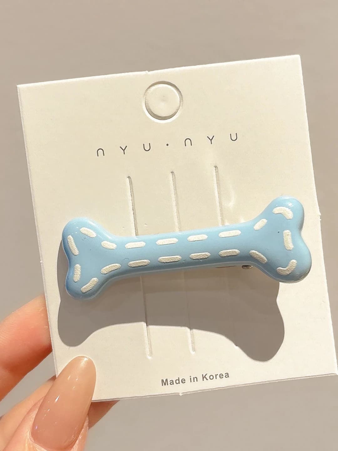 Moviy suyak shaklidagi qisqichasi 5.5cm