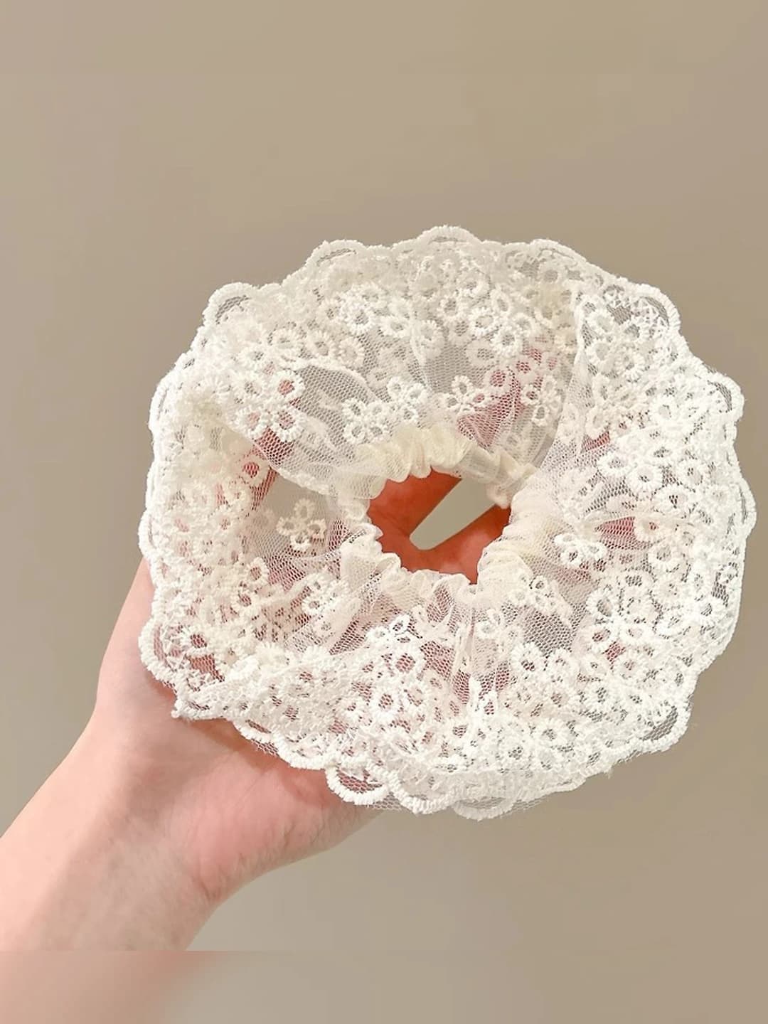 Off-white lace, 16 cm