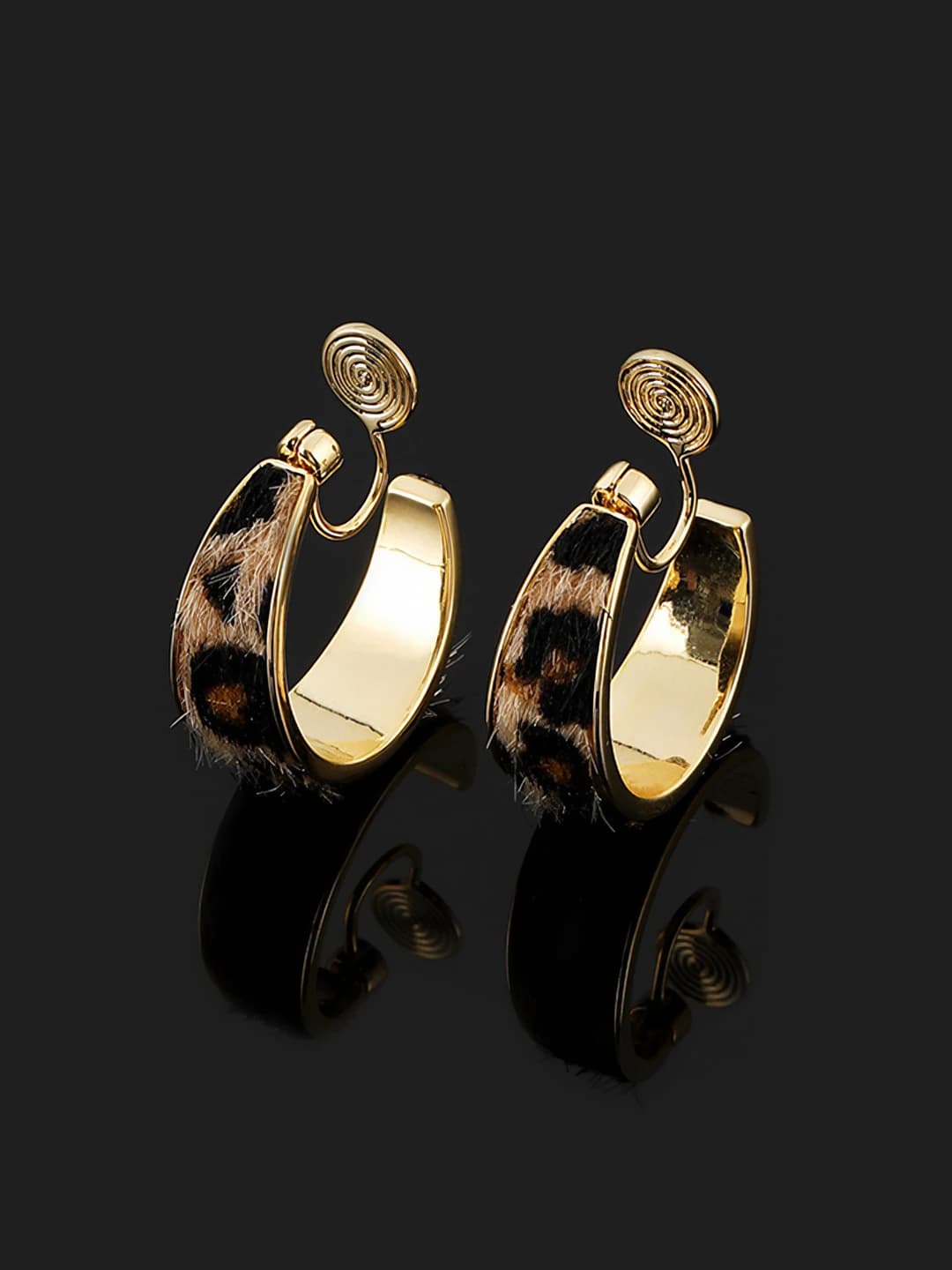 Ear clip, rotating
